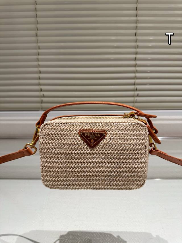 p160 prada草编 相机包 礼盒包装 prada草编 相机包爆款 休闲百搭轻便实用！ 上身超好看草编系列 尺寸 18 12Cm