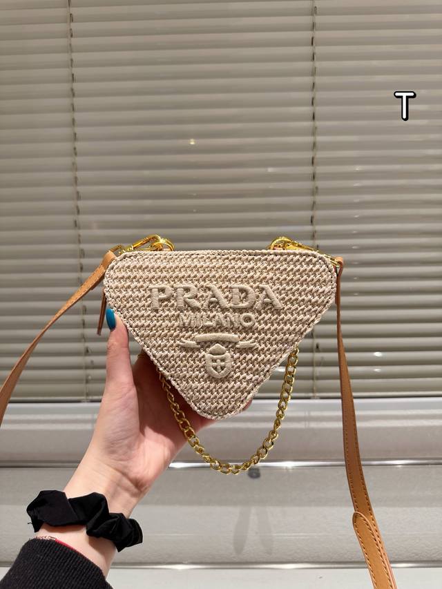 p180 prada 三角包爆款 休闲百搭轻便实用！ 上身超好看草编系列 尺寸 18 12Cm 配礼盒