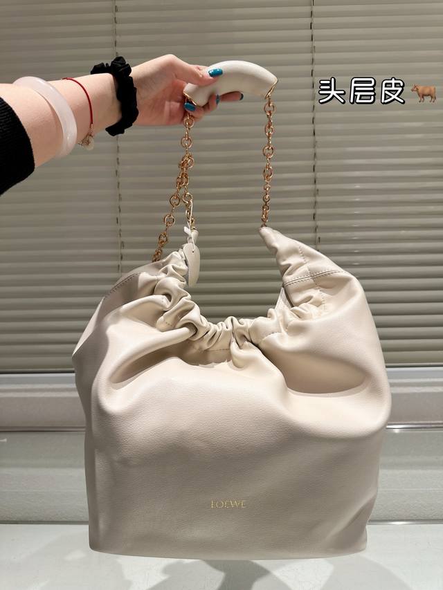 头层牛皮 P360 loewe 25新款“垃圾袋”Squeeze 罗意威新款Squeeze 包型轮廓圆润 以包口位置的褶皱设计为特色 包包是Nappa头层小羊皮