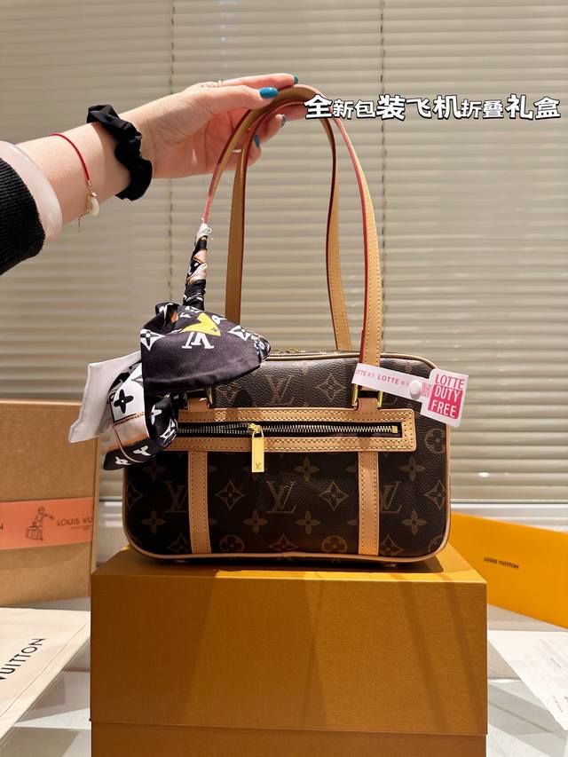 牛皮版本 P210 lv开口笑中古包 | 背上就有好心情⑤~ 藏匿于热门款中的小众选手， 方方正正的盒子容量特别大， 笑脸特别讨喜~ 春夏包柜里一定有它的位置！