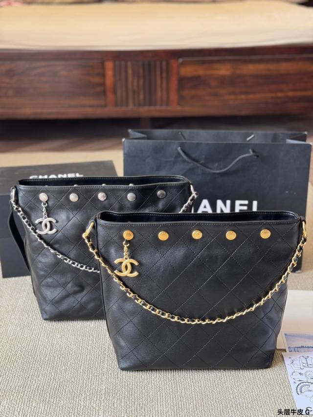 头层牛皮 P340 chanel 25P铆钉水桶包 好大气的水桶包,复古又耐看 自重很轻,肩带还能调节,单肩斜挎都可以呀 尺寸27 30Cm 头层牛皮 P340 chanel 25P铆钉水桶包 好大气的水桶包,复古又耐看 自重很轻,肩带还能调节,单肩斜挎都可以呀 尺寸27 30Cm