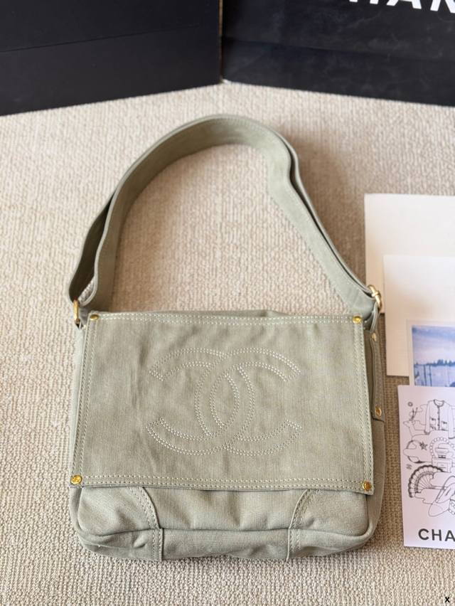 p200 Chanel 斜挎包 慵懒随性又好背 上身满满的惊喜 高级慵懒又随性 彻底心动的一只 size：18 12Cm