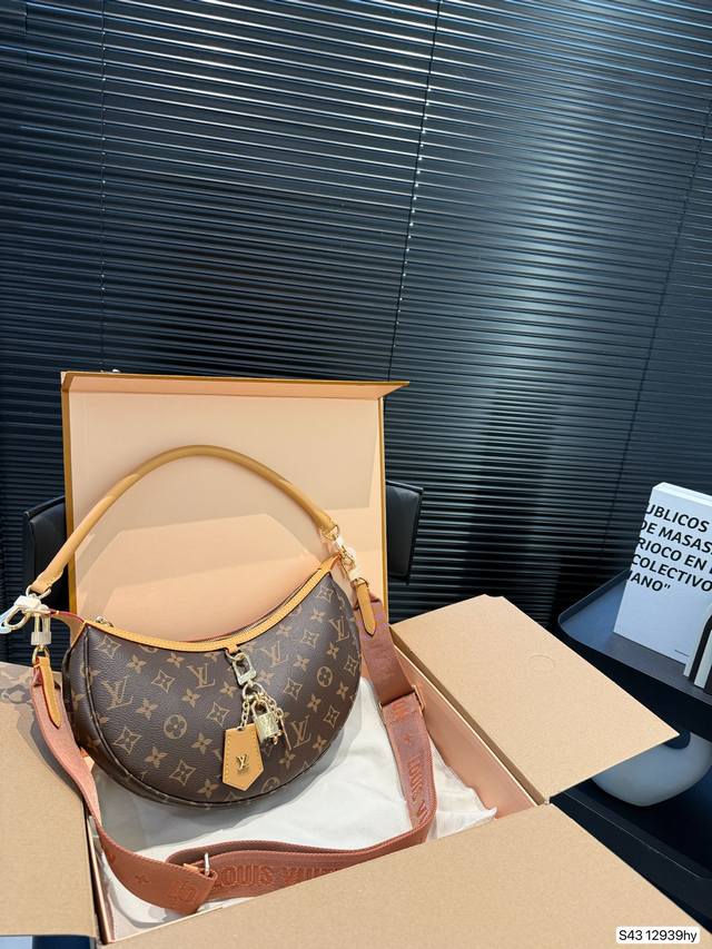 p330 配飞机盒折叠盒子 Lv月亮包 2025 Lv新款宽肩带是救过Lv的命吗 新款月亮包比起老款略胜一筹，新款改良了下不好单手拉拉链弧度，新款会成为下一个爆