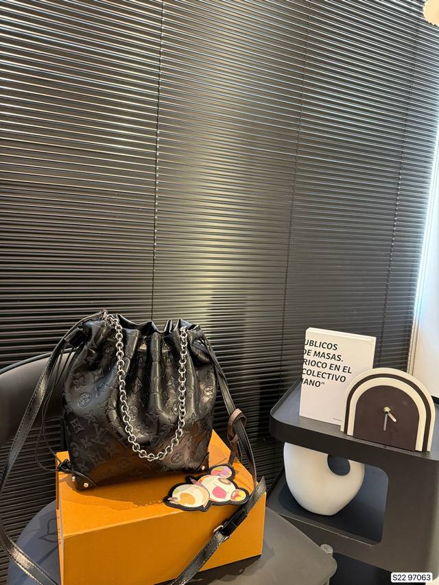 p200 配折叠盒子 Lv25秀款水桶包， louis Vuitton 2025早春系列水桶包 新季包袋作品中最引人注意的新款NéOnoé 水桶包， 在底部和侧