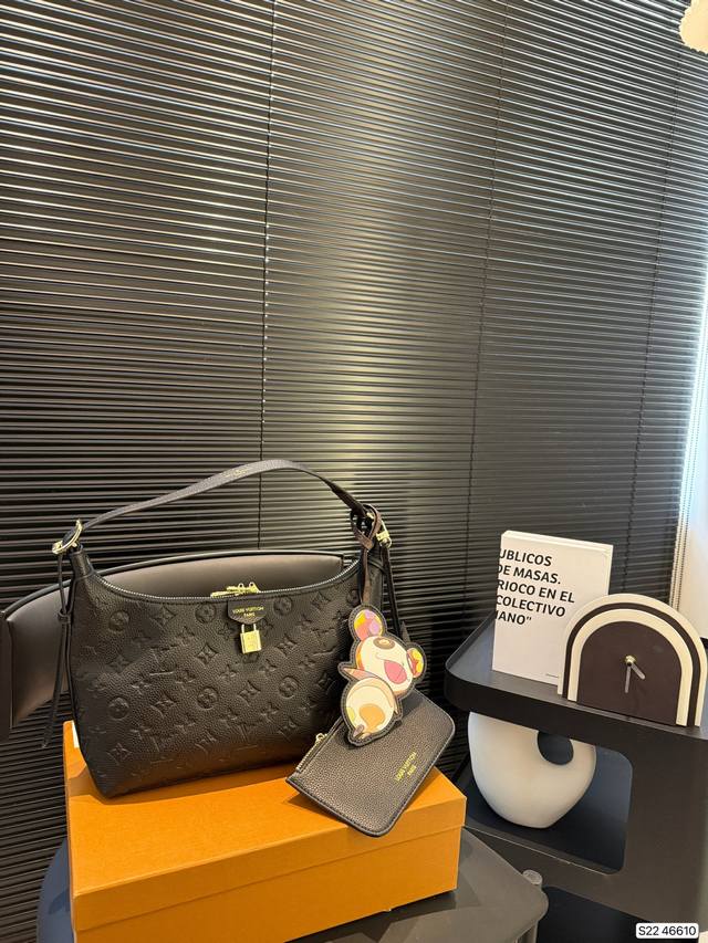 p200 配盒子 lv新款 腋下包喜欢吗， 内附一只收纳零钱包， 性价比又在线了… 尺寸：27 18货号46610