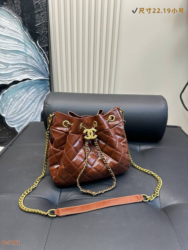 p160P160 香奈儿Chanel抽绳油蜡皮水桶 单肩手拎都很出片，有种时尚达人的感觉 背着她有种提升气质，一看就很时尚的感觉非常出片，春夏首选的一款！尺寸2