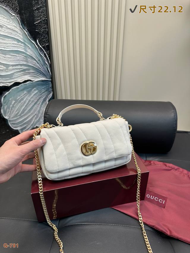 p210 配折叠盒 酷奇Guccimilano链条包 这款手袋配有双G造型配件，选用触感柔软的压花蓬松皮革。 链式包带赋予这款包袋造型潜力，搭配可拆卸链条，可肩