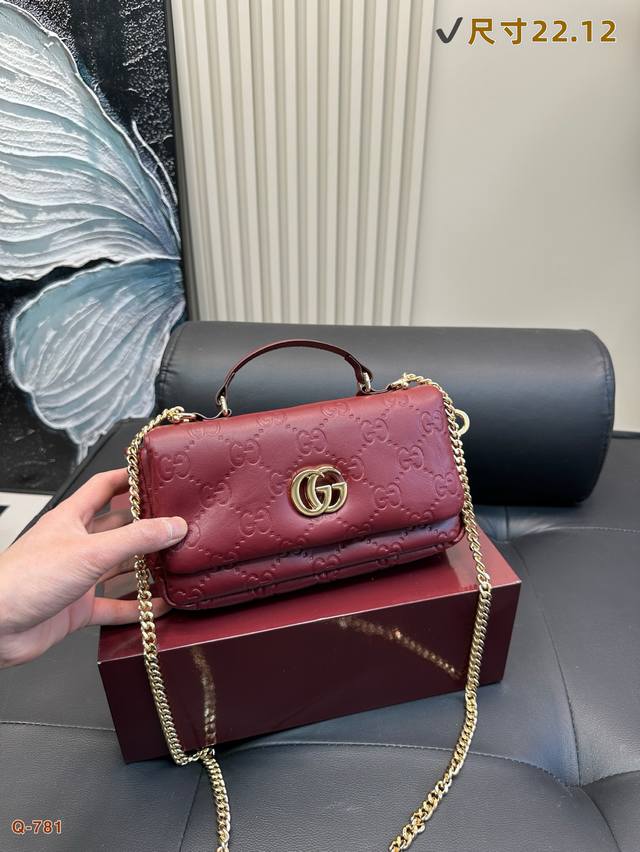 p210 配折叠盒 酷奇Guccimilano压花链条包 这款手袋配有双G造型配件，选用触感柔软的压花蓬松皮革。 链式包带赋予这款包袋造型潜力，搭配可拆卸链条，