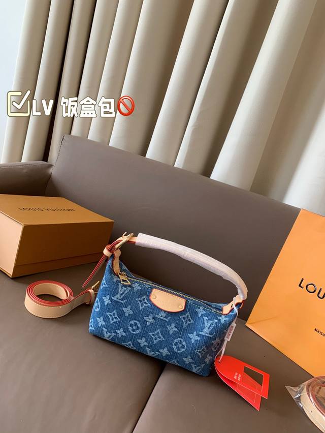 p150 折叠盒 lv 饭盒包 复古又可爱简直绝绝子 率性时尚的风格哇 让人一见倾心~ 更是随性时髦的标志 又是大火的节奏呀～ 尺寸20*12