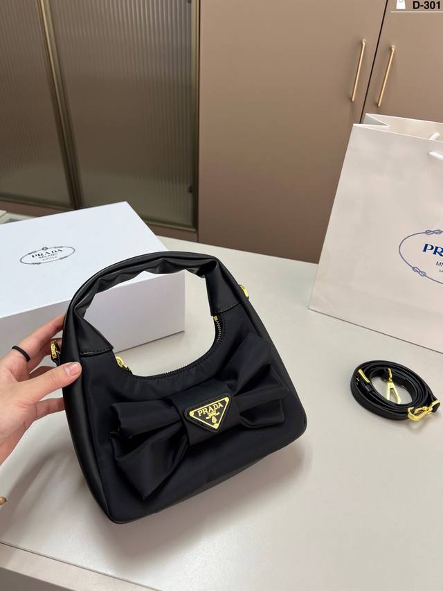 p160 普拉达Prada蝴蝶结包 我说这是最美Prada没人反驳吧 这只小可爱谁见谁心动 d-301尺寸20×12折叠盒