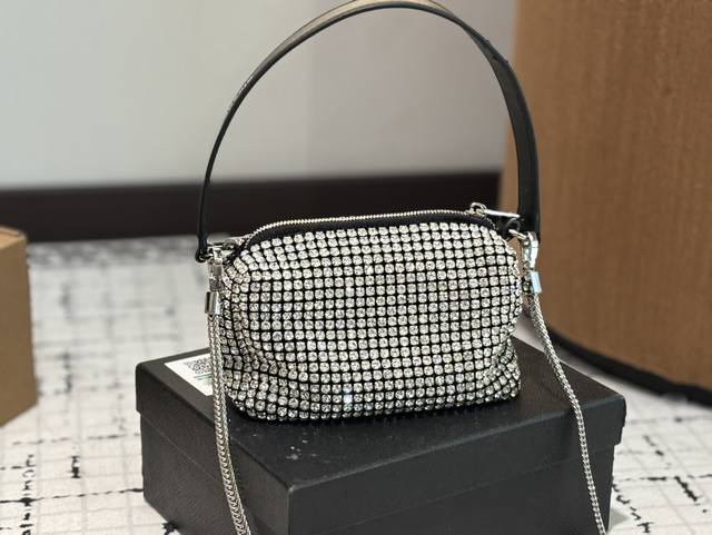 p130 配盒子 大王钻包 很美很闪的大王包 这个包包参加晚宴真的好合适呀 每一颗钻都是做工精致的， 镶嵌完美的而且款式也是经典不过时的 特别是在太阳底下，真的