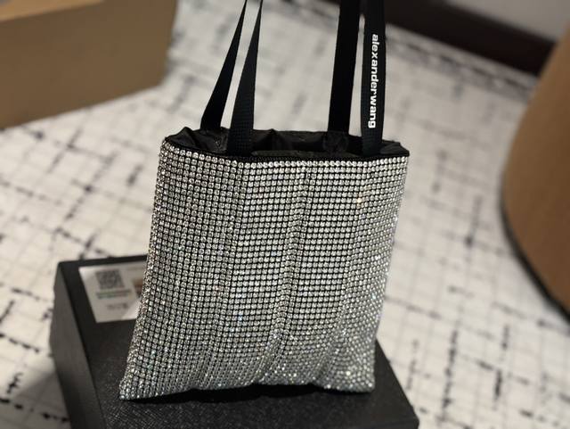 p160 配盒子 大王钻包 很美很闪的大王包 这个包包参加晚宴真的好合适呀 每一颗钻都是做工精致的， 镶嵌完美的而且款式也是经典不过时的 特别是在太阳底下，真的