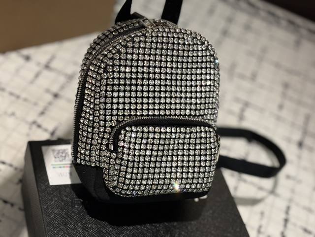p170 配盒子 大王钻包 很美很闪的大王包 这个包包参加晚宴真的好合适呀 每一颗钻都是做工精致的， 镶嵌完美的而且款式也是经典不过时的 特别是在太阳底下，真的