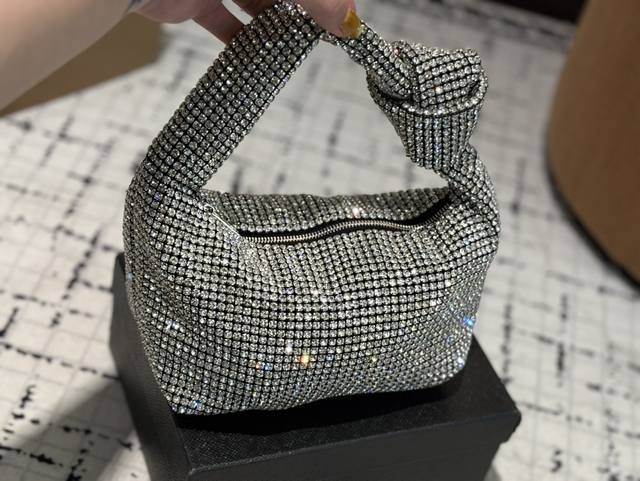 p160 配盒子 大王钻包 很美很闪的大王包 这个包包参加晚宴真的好合适呀 每一颗钻都是做工精致的， 镶嵌完美的而且款式也是经典不过时的 特别是在太阳底下，真的
