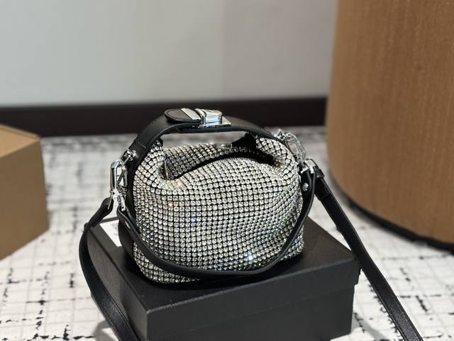 p160 配盒子 大王钻包 很美很闪的大王包 这个包包参加晚宴真的好合适呀 每一颗钻都是做工精致的， 镶嵌完美的而且款式也是经典不过时的 特别是在太阳底下，真的