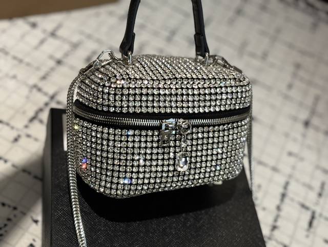 p170 配盒子 大王钻包 很美很闪的大王包 这个包包参加晚宴真的好合适呀 每一颗钻都是做工精致的， 镶嵌完美的而且款式也是经典不过时的 特别是在太阳底下，真的