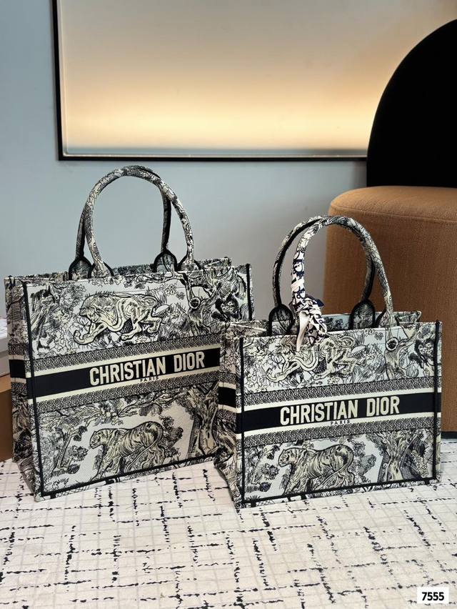 大号P290 中号P270 配内胆 礼盒 dior迪奥托特 限定刺绣托特包。 走秀款超美.艺术品的既视感.数量稀少 尺寸：大号42 35 中号36 27