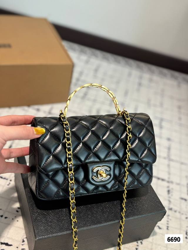 p200 配飞机盒折叠盒子 Chanel 香奈儿 新款手提链条包 时时刻刻展现最美的你。可手提，单肩，斜挎，尽显女人优雅气质，是一款超级百搭的休闲链条包尺寸 2