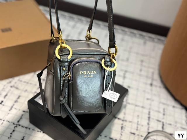 小号P180 普拉达中古包 有被Prada惊艳到 金属圆环和铆钉的搭配谁懂啊复古时髦感拿捏住了 邮差包型随性又带着一点学院气息说一句全网独美不过分吧 尺寸：小号