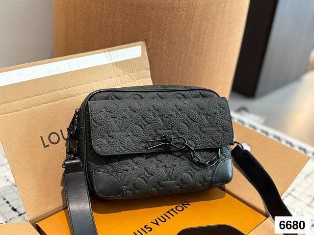 p210 lv邮差包 男包推荐~Iv邮差包 通勤包必备款，真的很推荐这款，可以斜挎，可以单肩，也可以作为胸包或者腰包使用，很实用一个包包，保温杯或者折叠伞也都