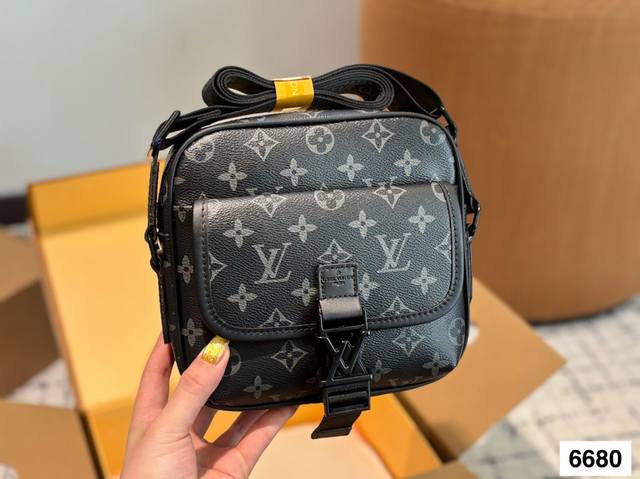 p160 配盒子 Lv爆款男士胸包邮差包 明星同款 这款手袋21新料 制成，皮质超软 手感超级好 经典永恒。优雅低调的外形设计和宽敞的包身更加入了实用性。尺寸1