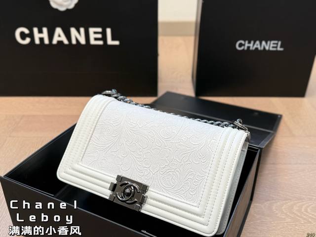 p190 香奈儿辣妈包 chanel Leboy满满的小香风 可爱飒酷女孩必备 超级抢眼 Chanel 真叫人无法抗拒 尺寸：25 14