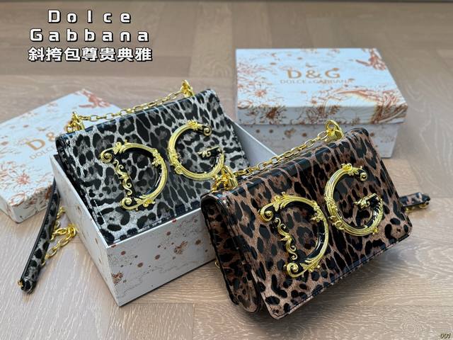 p160配盒 dolce & Gabbana 杜嘉班纳Dg斜挎包 尊贵典雅的外形优质面料 奢华至极 与生俱来的英伦气息 高端品质独家订制 尺寸： 21 14