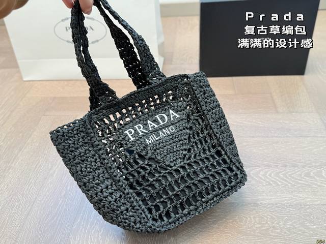 p120 普拉达Prada草编包 满满的设计感 复古中透露着优雅 超级高级的配色 实物绝对惊艳到你 尺寸18 22