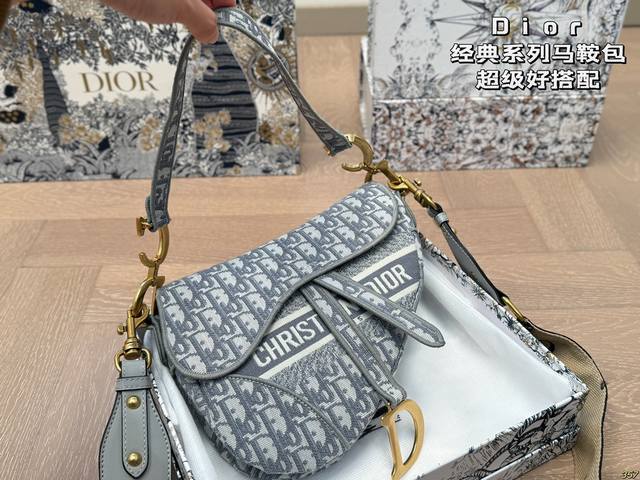 6色P160配盒 dior迪奥 马鞍包 超级好搭配 一年四季皆可 适合日常出行 闺蜜逛街 都是超级不错的选择 尺寸:25 20 6色P160配盒 dior迪奥 马鞍包 超级好搭配 一年四季皆可 适合日常出行 闺蜜逛街 都是超级不错的选择 尺寸:25 20