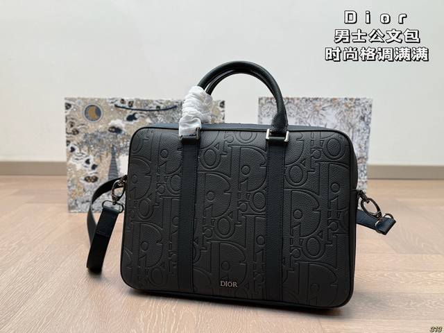p380 迪奥Dior男士公文包 格调满满，自带一股低调沉稳儒雅的气息！ 版型挺阔，很有型！越用越有沉淀的味道！ 更加低调、沉稳！！ 可单肩可斜挎，不分年龄不分