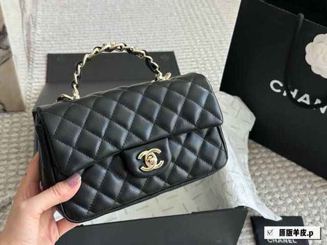原版羊皮P300 配盒 size ：20*12Cm 小香家 Chanel23K皮穿链手柄Cf让经典再升级~ 可以手提的！包包很实用！ 羊皮配淡金扣，优雅又公主，