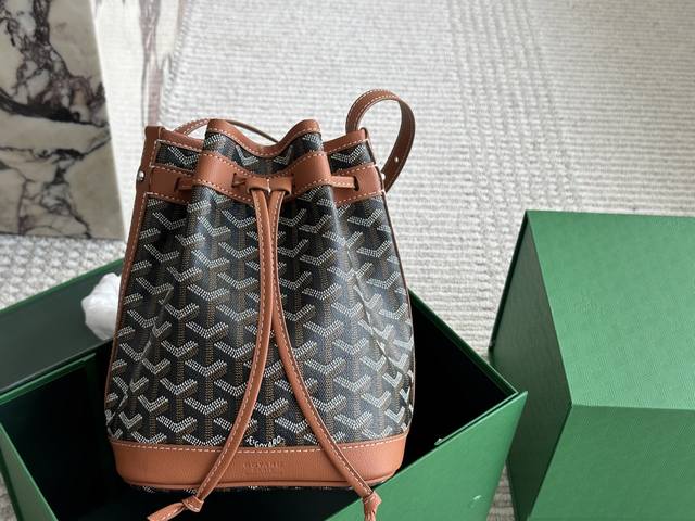 p230 配皮 size：17*23Cm 背不腻的款式 戈雅舒通包 自重很轻哦！ 背法也可以随意切换 Size上身的休闲时髦感 我真的怎么背都背不腻