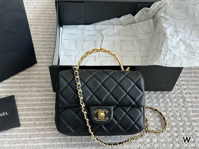 p180 chanel 方胖子手提材质为牛皮 小巧精致，上身效果非常好 此款手柄设计老婆非常喜欢。个人认为是 chanel包里很好看的一款。非常推荐！ 尺寸18