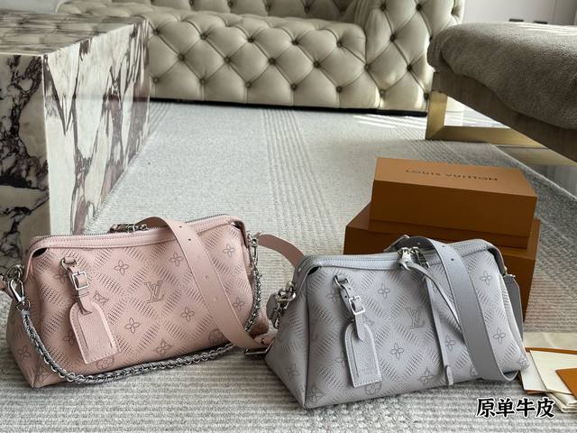 牛皮版本 P350 lv高版本 B手袋系列 采用Monogram镂花穿孔小牛皮塑造小巧构型,再令相同图案以袖珍比例栖身圆形零钱包,洋溢摩登风尚。金属与皮革编织手