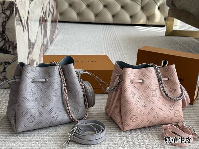 牛皮版本 P350 lv高版本 Bella 小水桶 手袋系列 采用Monogram镂花穿孔小牛皮塑造小巧构型,再令相同图案以袖珍比例栖身圆形零钱包,洋溢摩登风尚