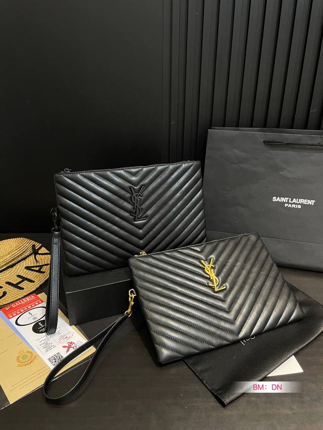 p120 配折叠礼盒 圣罗兰这款Ysl手包是圣罗兰的经典款，搭配可拆卸腕带，有了这个腕带拿着也特别方便，可以直接套在手腕上@ 出门聚会赴约时拿着大包太不方便，可