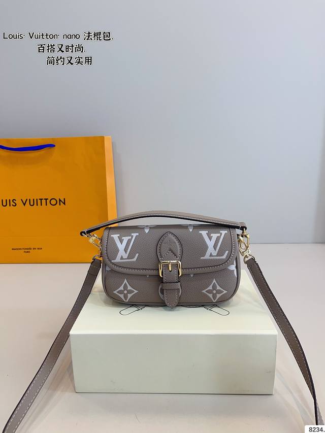 p210 配礼盒. l家 Diane 法棍手袋 法棍包是真好看/又好背！ 皮质和颜色都不错， 配置两条肩带 又甜又咸！ 搜索 Lv 法棍尺寸：197*11Cm