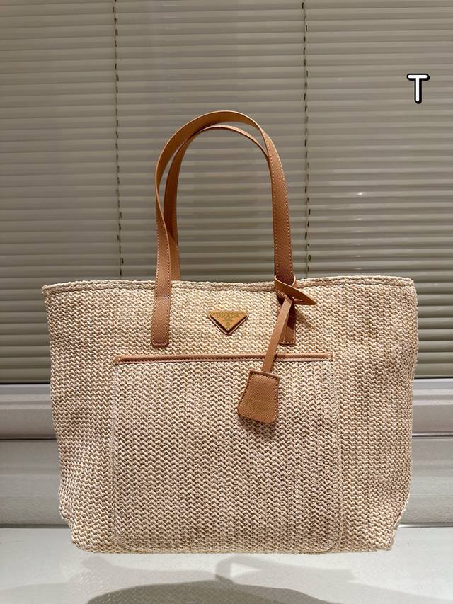 p160 prada绝美草编包 是背 Prada 阳光草编包的夏天啦 马上夏至了，来推荐这只 Prada阳光草编包 编织和皮革，清爽也文艺，让你也可甜可美。设计