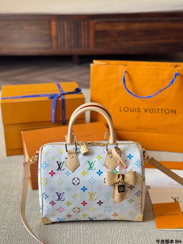 牛皮版本 P230 lv Speedy 枕头包 这款Retiro 手袋以标志性的Lv老花面料制成，搭配奢华的变色牛皮饰边，经典永恒。优雅低调的外形设计和宽敞的包