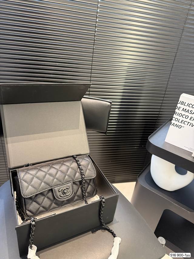 p160配折叠盒子 香奈儿方胖子 女人总是被这种小细节拿捏一 可以斜挎单肩流浪背 精致可爱 又有点Leboy的休闲随性 链条任意调 巨百搭 注定是一只越用越爱