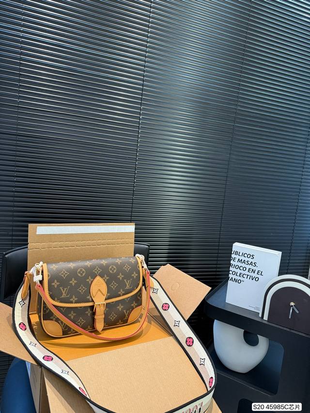 p180 配飞机盒折叠盒子 支持芯片验证 lv爆款王者法棍包-Lv Diane Ivdiane 又名法棍包，老花Monogram和皮拼焦糖色信封一样的包型 近，