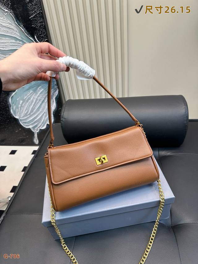 p180配礼盒 巴最世家Balenciaga 腋下包手提包 男女男女通用款哦 众多明星追捧的单品 超高回头率 尺寸 26 15