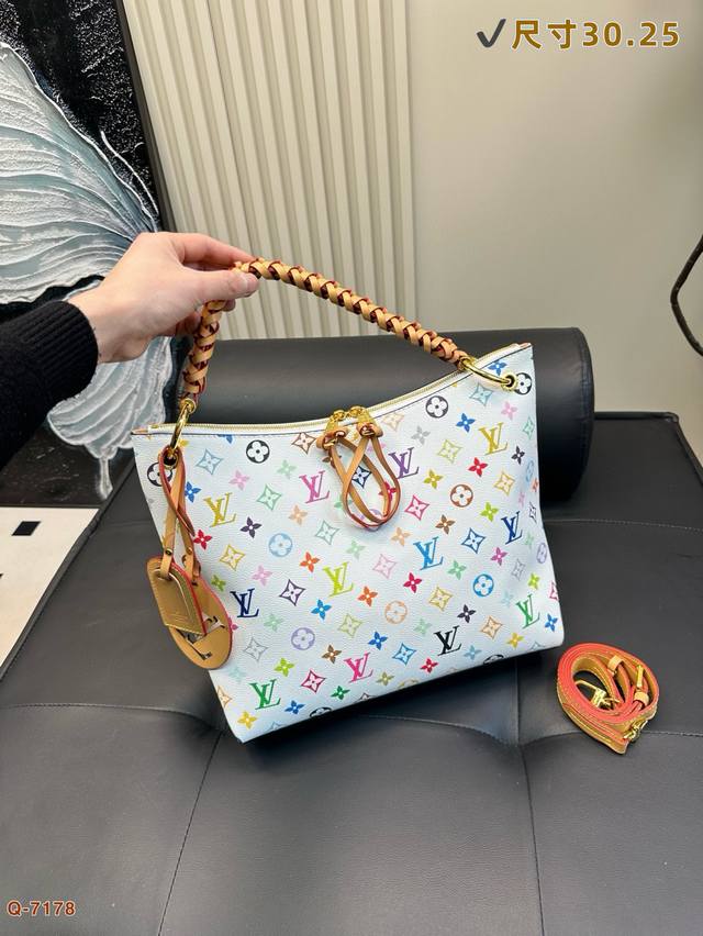 p270 lv 村上隆黑白三彩系列 手把编织流浪包经典百搭 优雅大气 上身绝美 这份质感小仙女们值得拥有！尺寸30.25