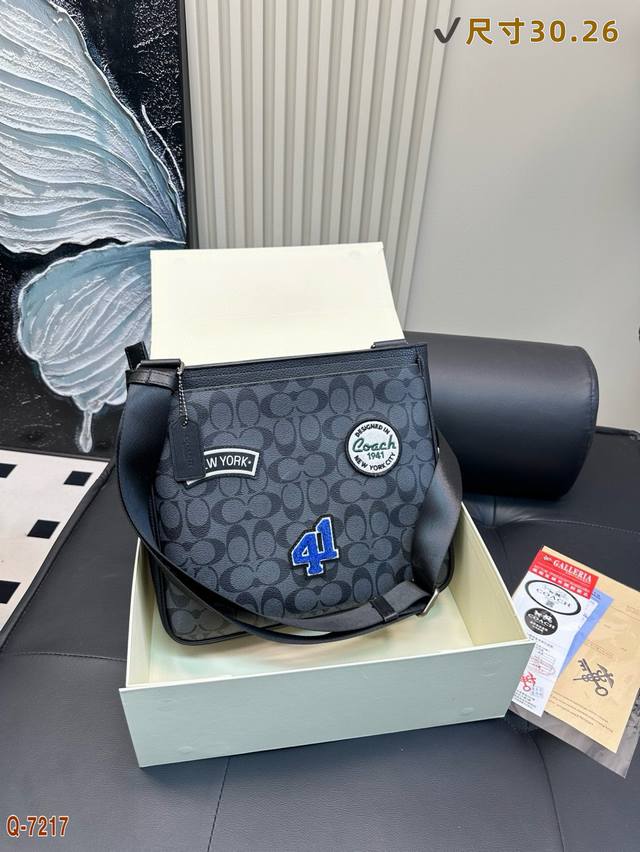 p230配折叠盒 coach/蔻驰男包邮差包 Track斜挎包 新款 限量专柜最新单肩斜挎包 闭合方式超好看 专柜同步 最新款超级实用的款式 多用款 超级大牌