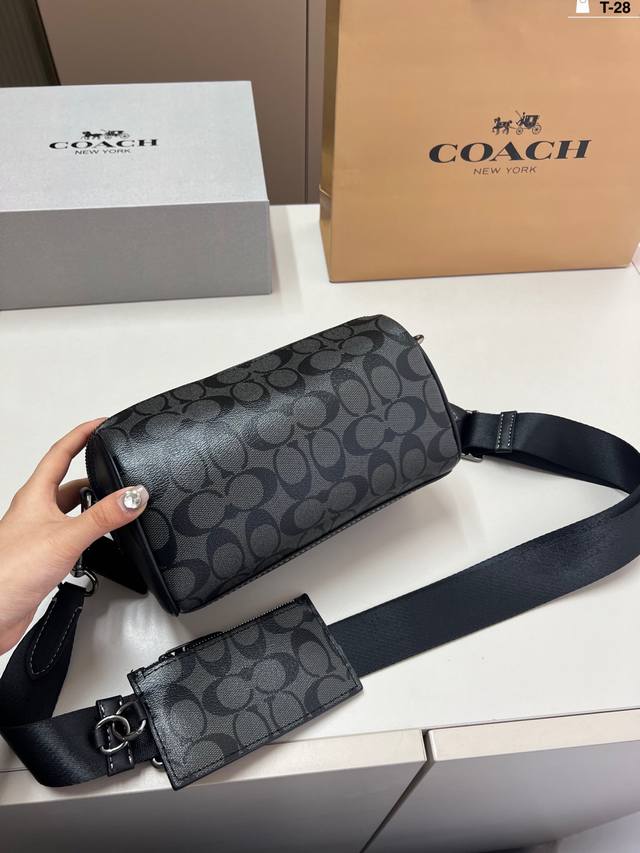 p200 蔻驰男士圆桶二合一 coach 枕头太香啦！ 这款腰包男女通用哦！ t-28尺寸22.10.12 折叠盒