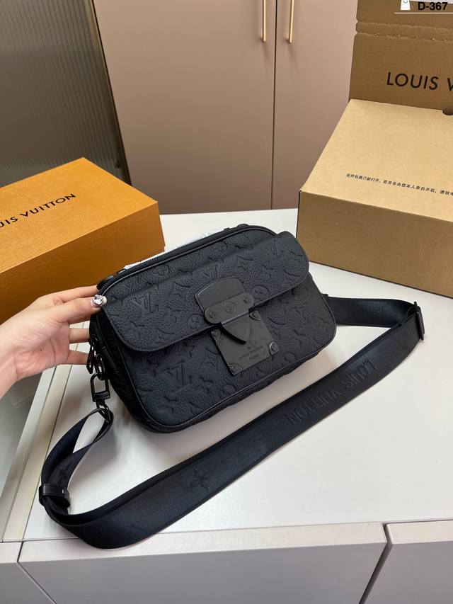 p160（芯片版本） lv邮差包经典的黑花十经典的邮差包型作为Lv的男士包包来讲真的是入门]级首选款D-367尺寸24×17折叠盒飞机盒