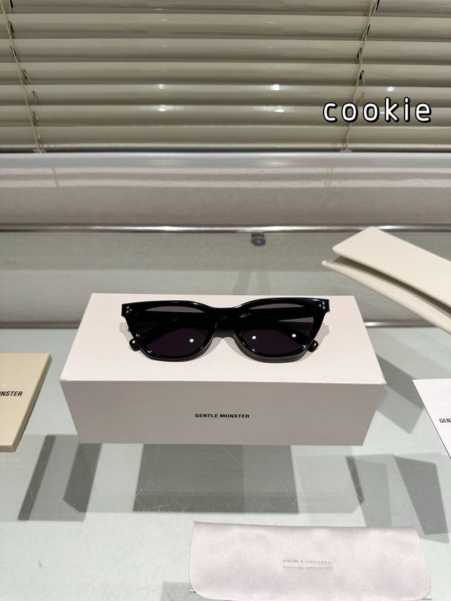 p160 高品质 gm墨镜推荐Cookie gentle Monster的墨镜好几个款式都是爆款 我选了好久都不知道要买哪一款 朋友推荐了这款Her听说适合圆脸