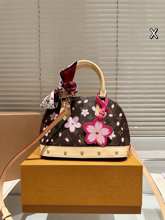 牛皮版本 P230 lv X 村上隆樱花系列 Alma Bb贝壳包 原版高品质 包包这款Retiro 手袋以标志性的老花面料制成 经典永恒。优雅低调的外形设计和