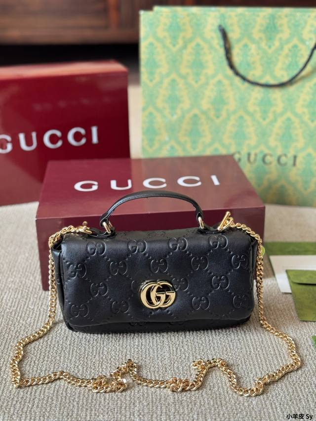 小羊皮 P230 gucci Milano系列迷你肩背包 奶呼呼的小羊皮包包 超级可爱链子也好看！手感超级好 里外全皮的，还有很多个颜色可可爱爱喜欢 尺寸22