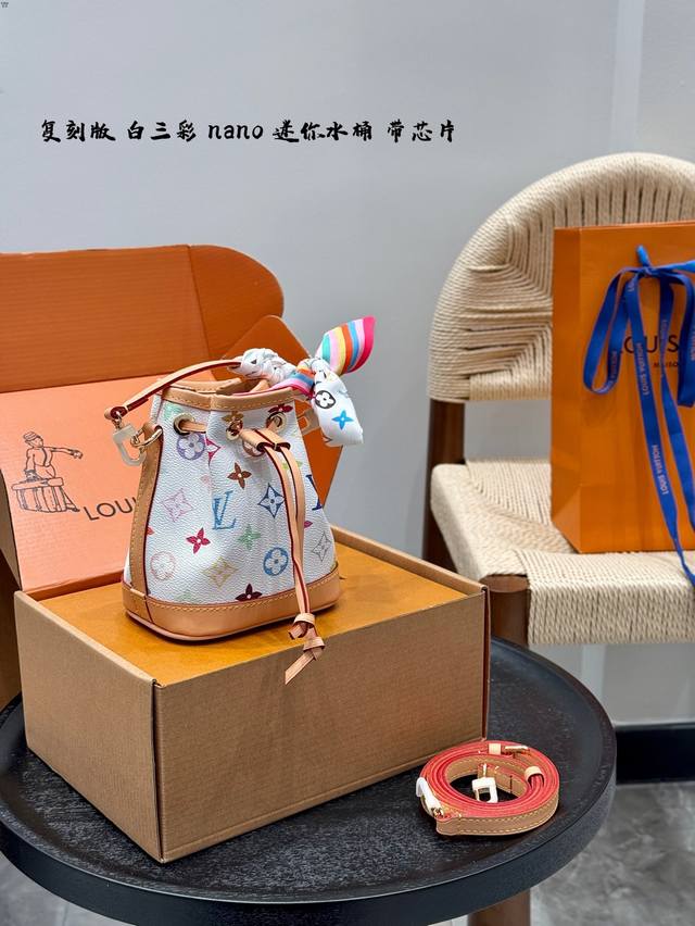 p190礼盒包装 复刻 芯片版！原版带丝巾！ size：13*16Cm 25S村上隆联名款白三彩来啦 lv Nano Noe迷你白彩水桶也太太太好看了叭！！刘亦